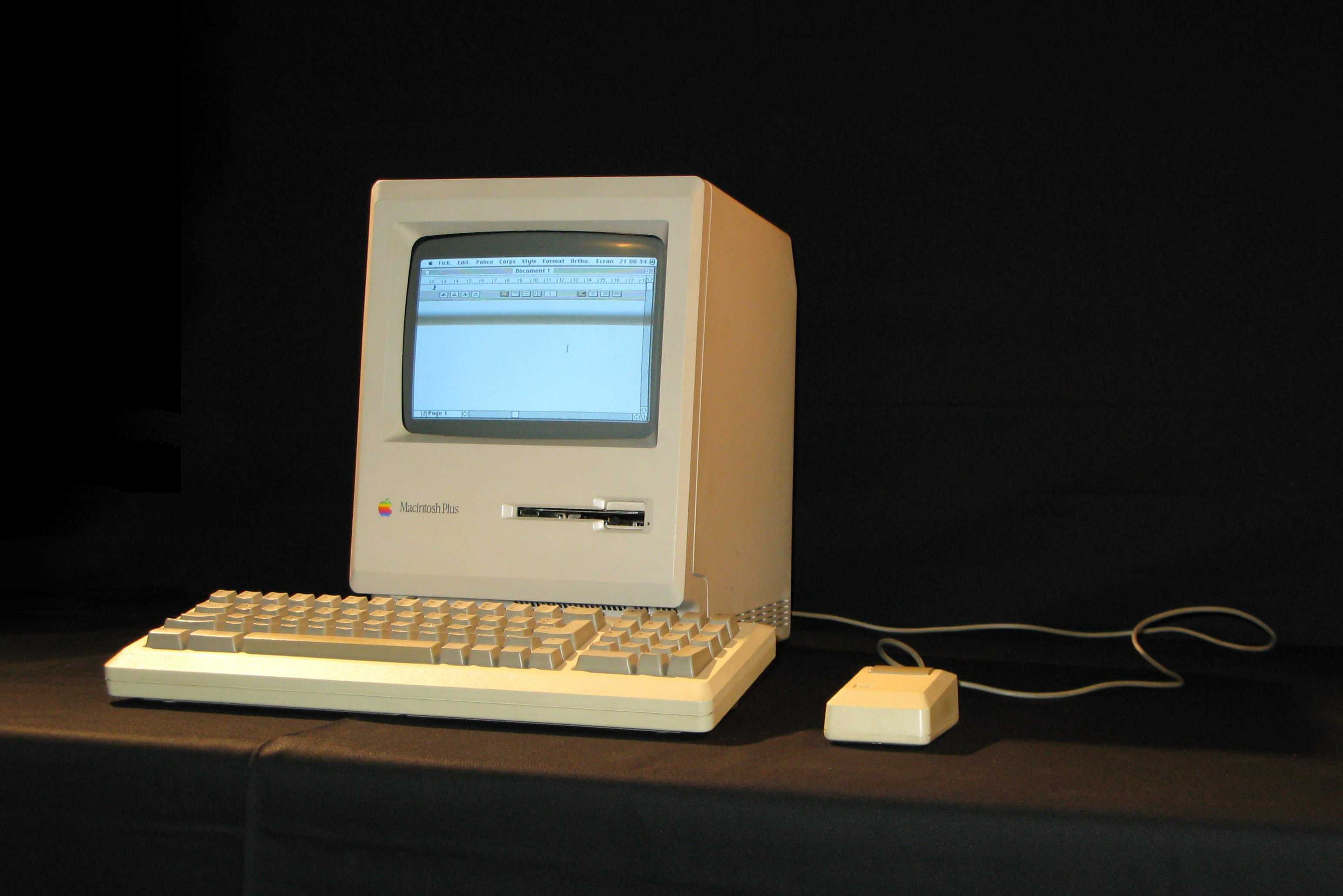 Компьютер номер 3. Первый компьютер Apple Macintosh. Apple Macintosh Plus 1986 год. Макинтош компьютер 1986. Компьютер макинтош Эппл.