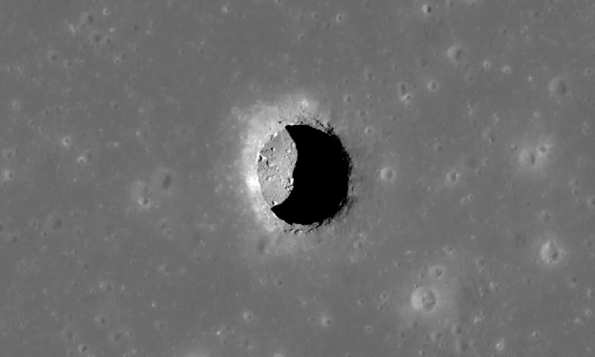 Астронавты обнаружили на Луне крупную подземную пещеру
