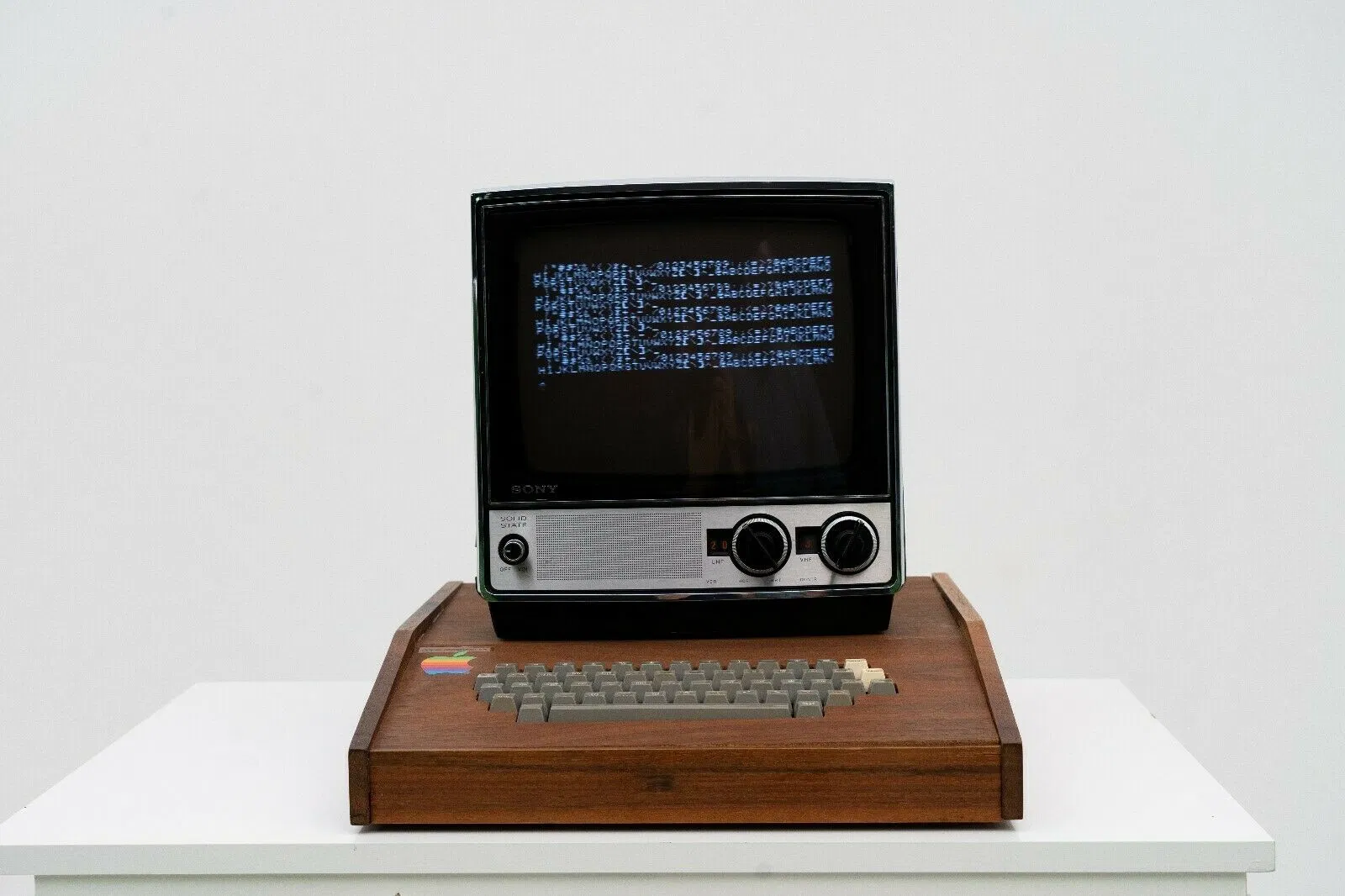 Первый компьютер. Apple 1 1976. Apple Computer 1976. Apple Computer 1. Apple i компьютер 1976.