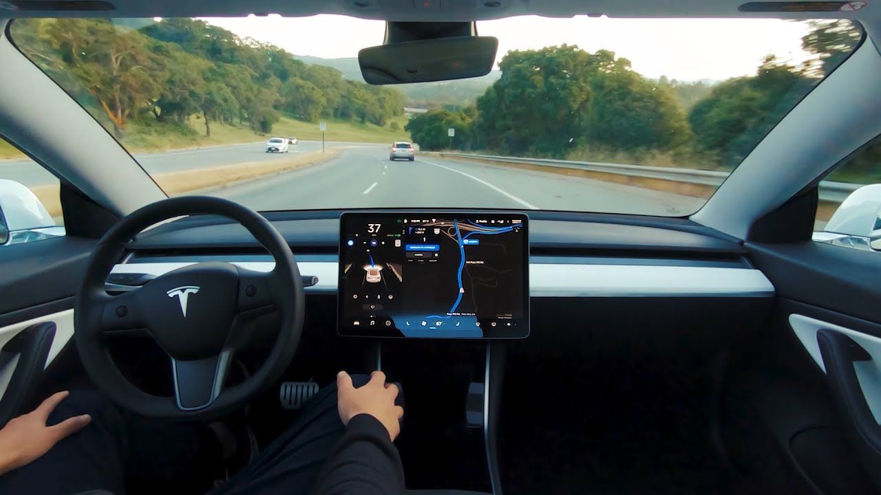 Исследование показало, что водители Tesla становятся менее внимательными при использовании Автопилота