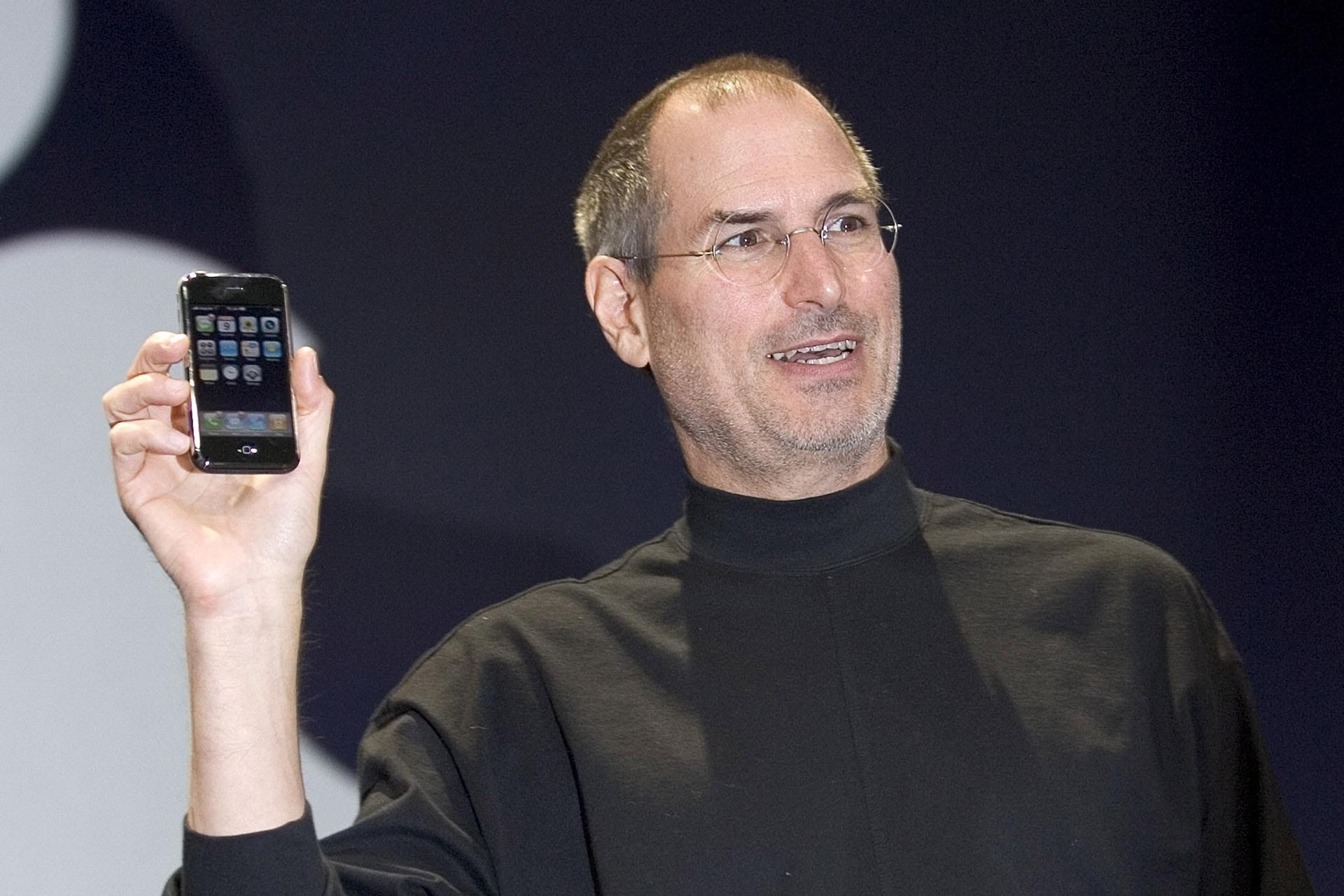 Стив Джобс однажды бросил оригинальный iPhone на пол, чтобы произвести впечатление на журналистов