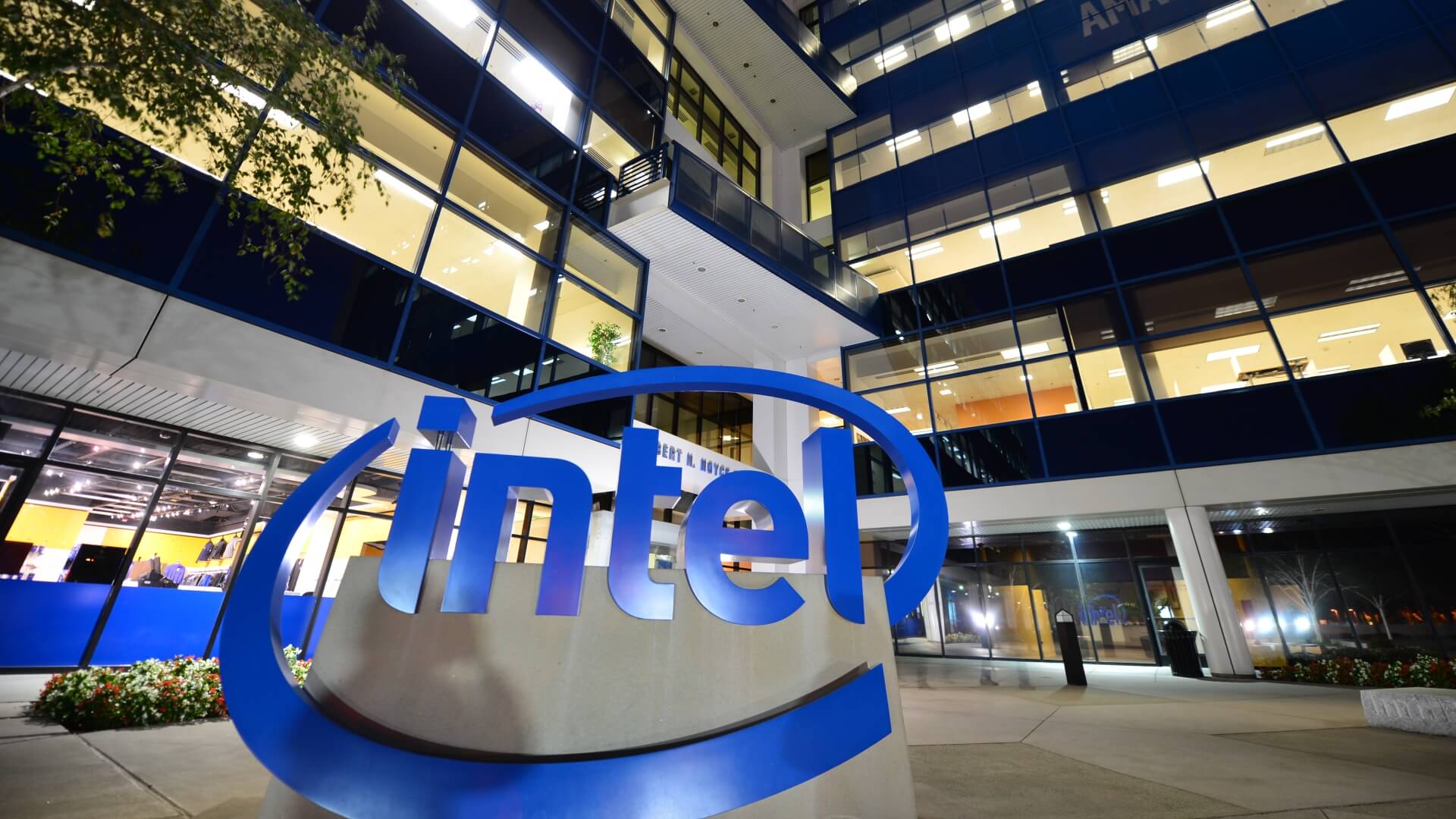 Белый дом отклонил планы Intel по увеличению производства чипов в Китае