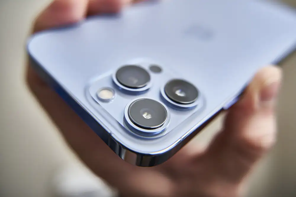 Американец рассказал на Reddit, как купил бракованный iPhone 13 Pro Max без защитного стекла на камере