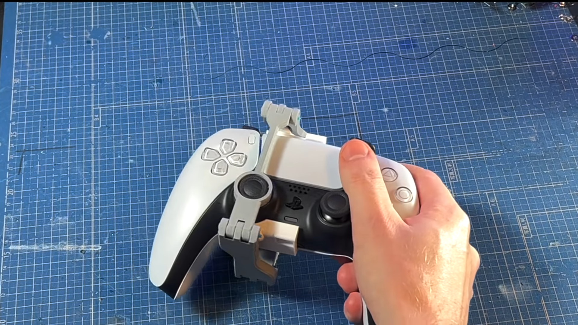 Энтузиаст создал насадку для DualSense которая позволит играть на PS5 одной рукой