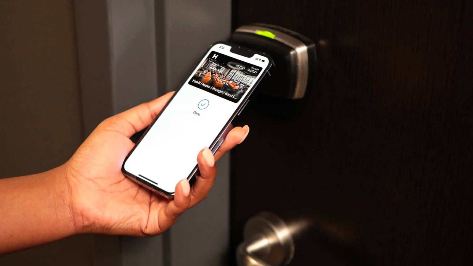 Видео: Как пользоваться ключами от отеля из приложения Wallet на iPhone