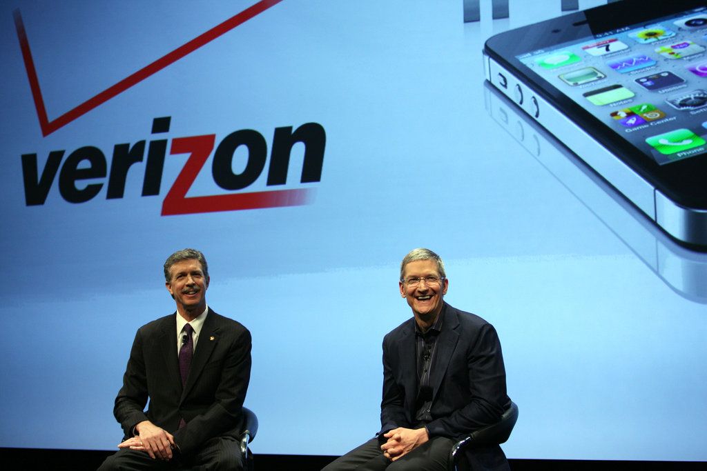 Этот день в истории Apple: iPhone становится доступен в сети мобильного оператора Verizon