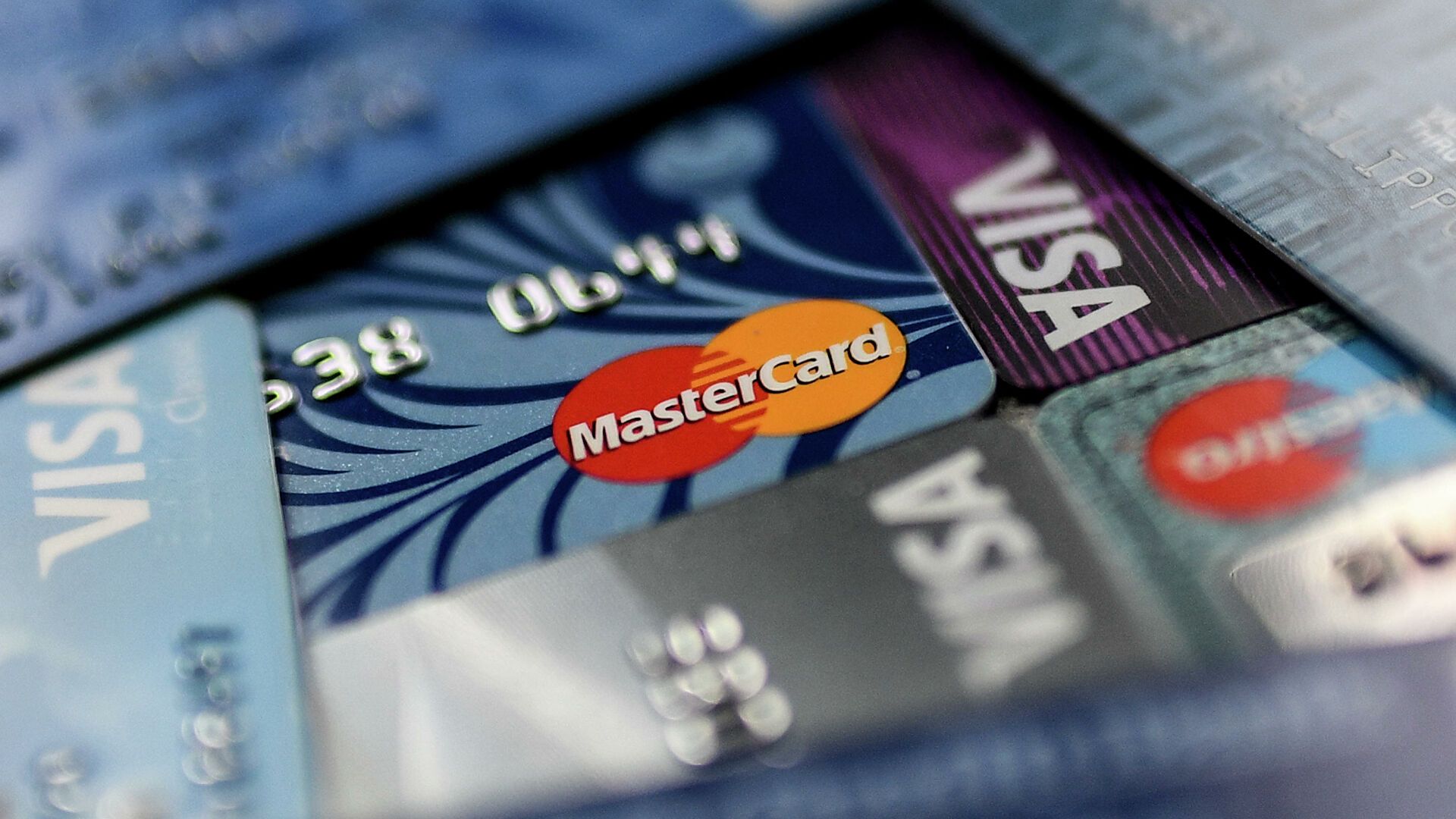 Mastercard и Visa приостановили работу в России