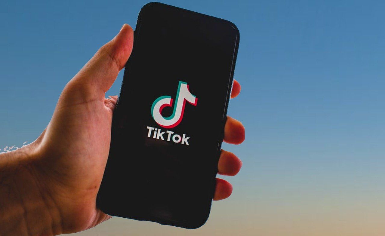 TikTok приостановил стриминг и размещение контента в России