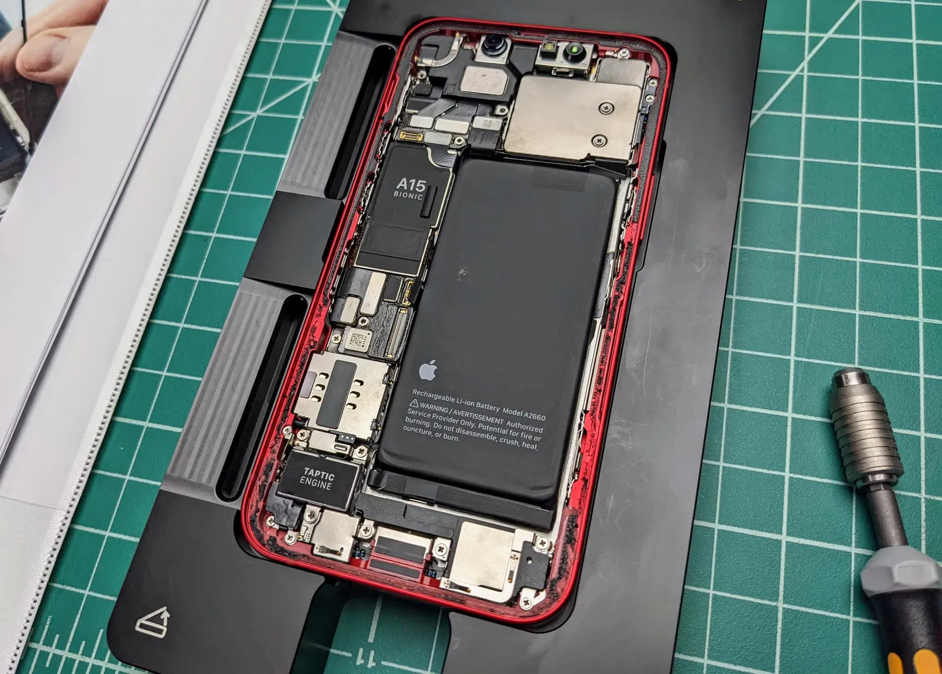Владелец iPhone заказал набор для замены батареи — Apple прислала 35 килограмм инструментов