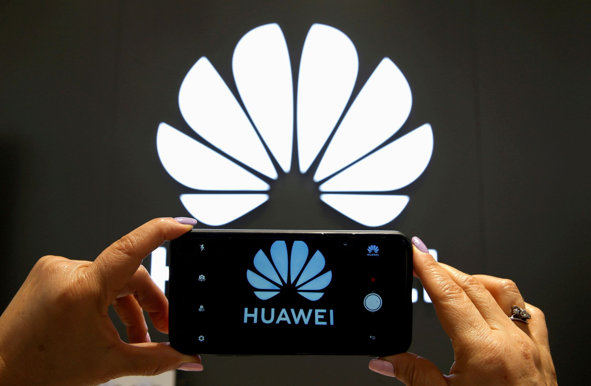 Китайцы прокомментировали закрытие магазинов Huawei в России