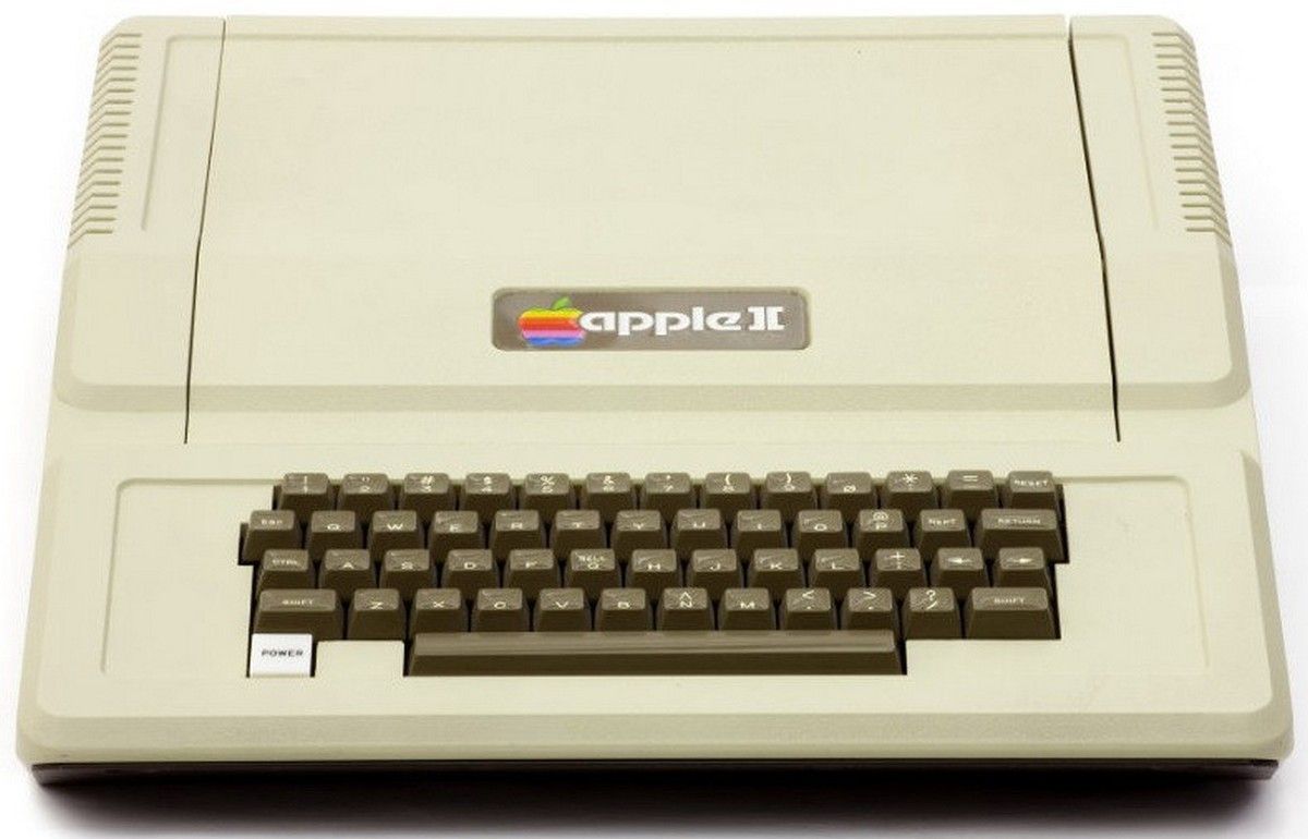 Этот день в истории Apple: выход в продажу революционного Apple II ознаменовал новую эпоху компании