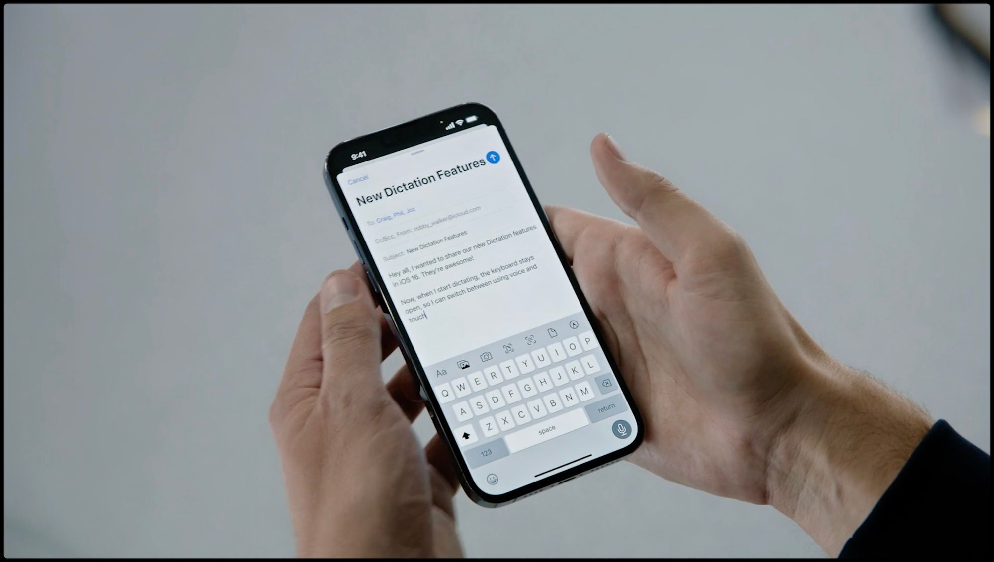 iOS 16 включает обновлённую систему диктовки с добавлением пунктуации и эмодзи