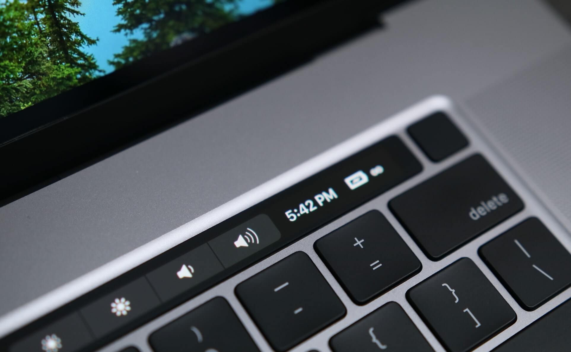 Apple исправила проблемы с Touch Bar и звуком в macOS 12.5