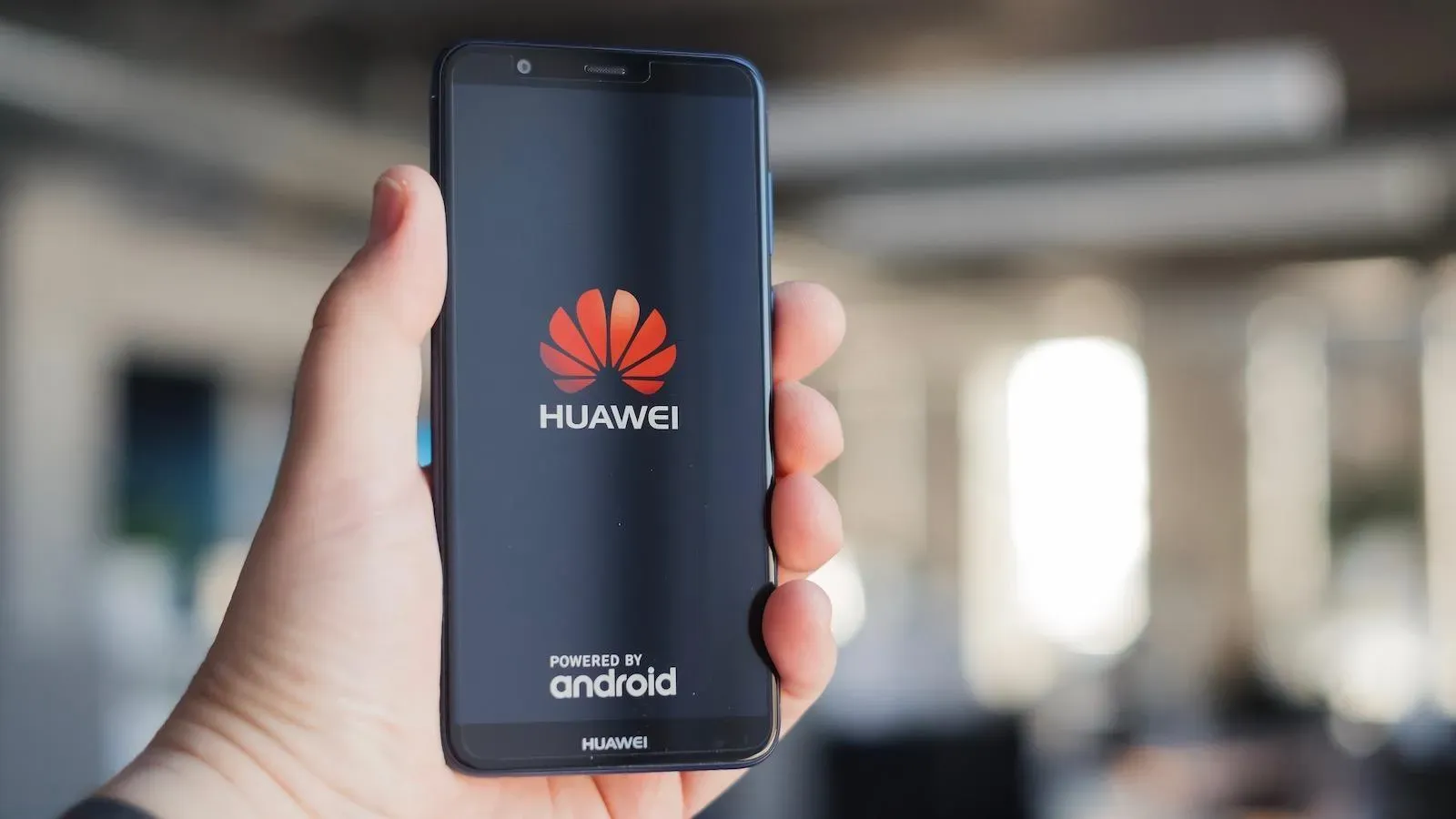 Huawei возобновила поставки смартфонов в Россию