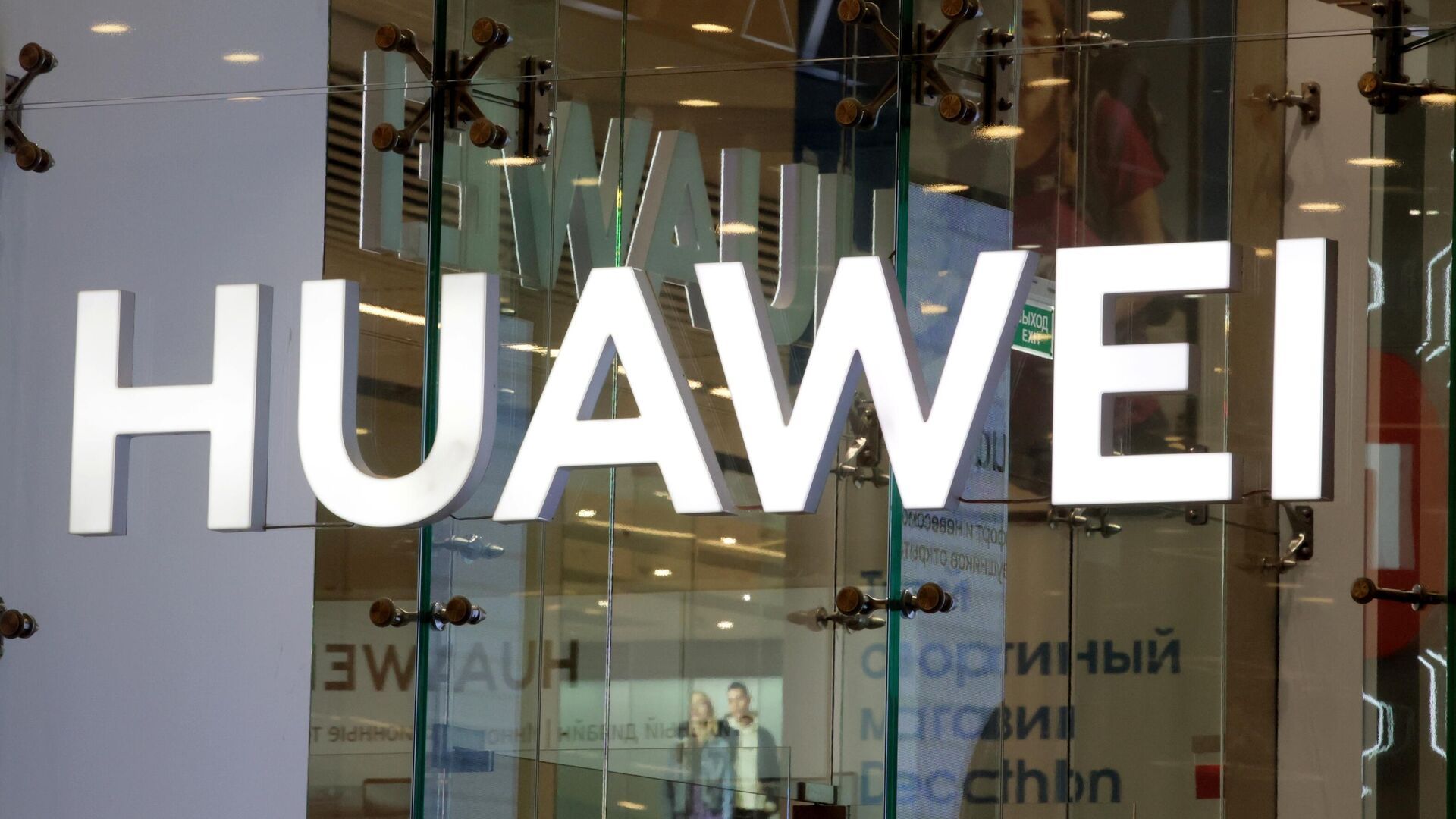 Российские магазины HUAWEI не продают выставленные на витринах смартфоны — только показывают