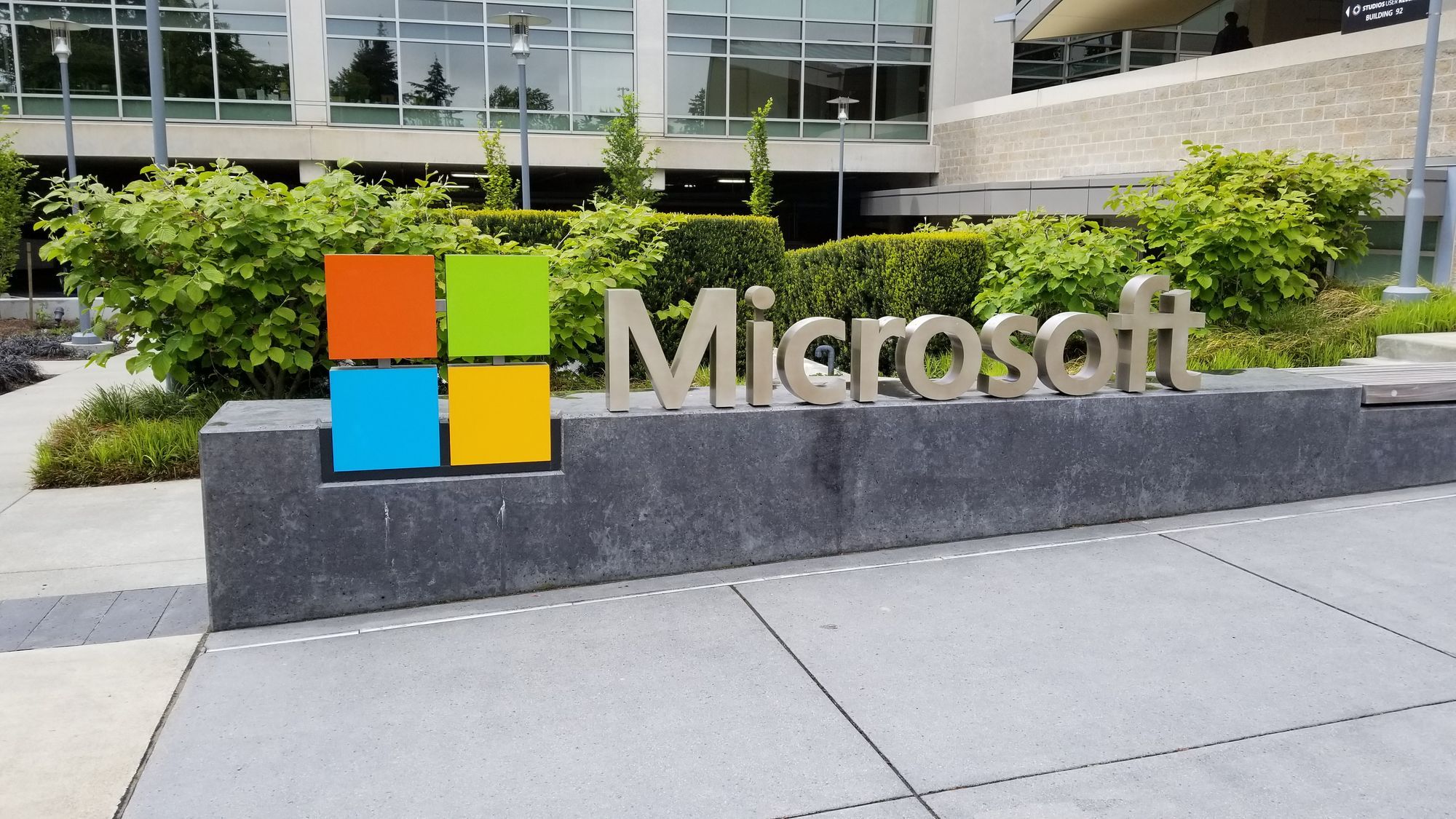 Microsoft начала досрочно разрывать контракты с подрядчиками