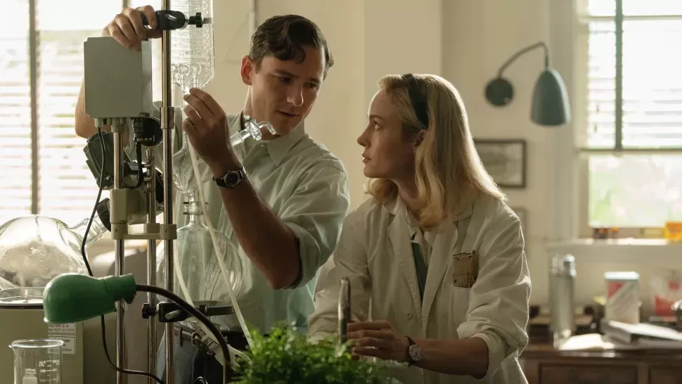 Бри Ларсон дебютирует на Apple TV+: представлены первые кадры драматического сериала «Уроки химии»  со звездой ««Капитана Марвел»