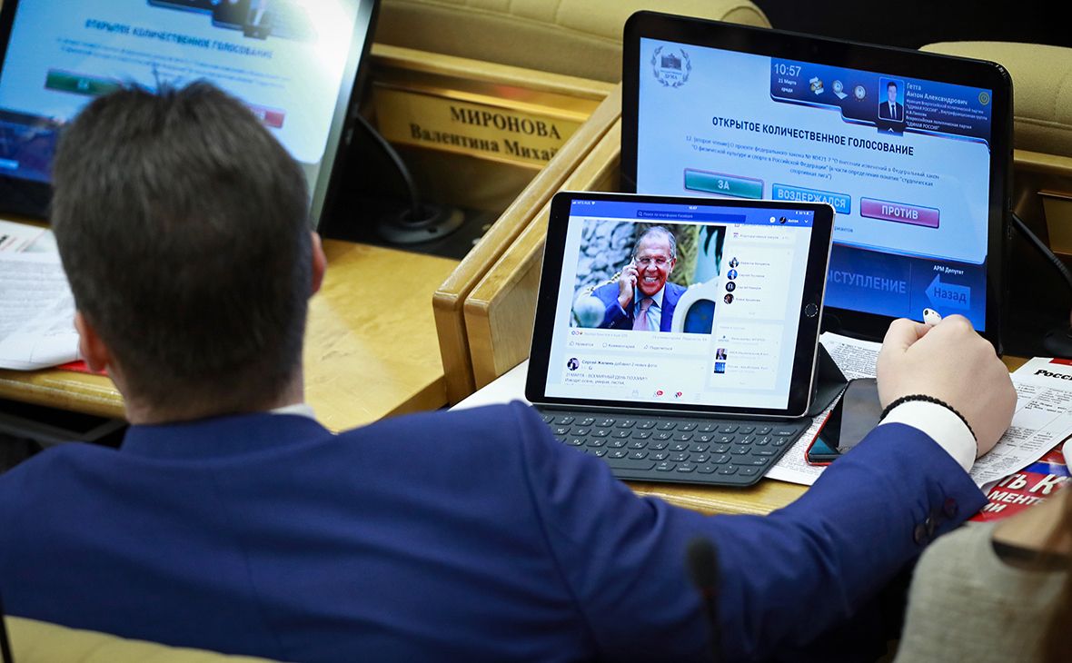 В России передумали тратиться на смартфоны с отечественной ОС для чиновников