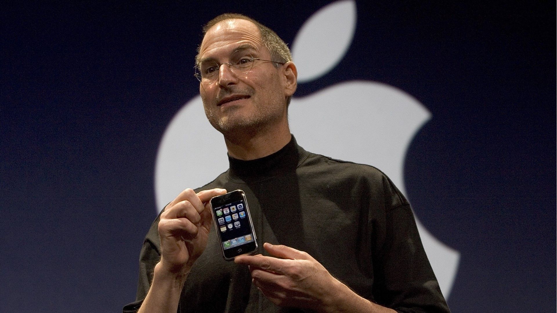 Этот день в истории Apple: компания резко снижает цену на iPhone, чем вызывает недовольство первых покупателей