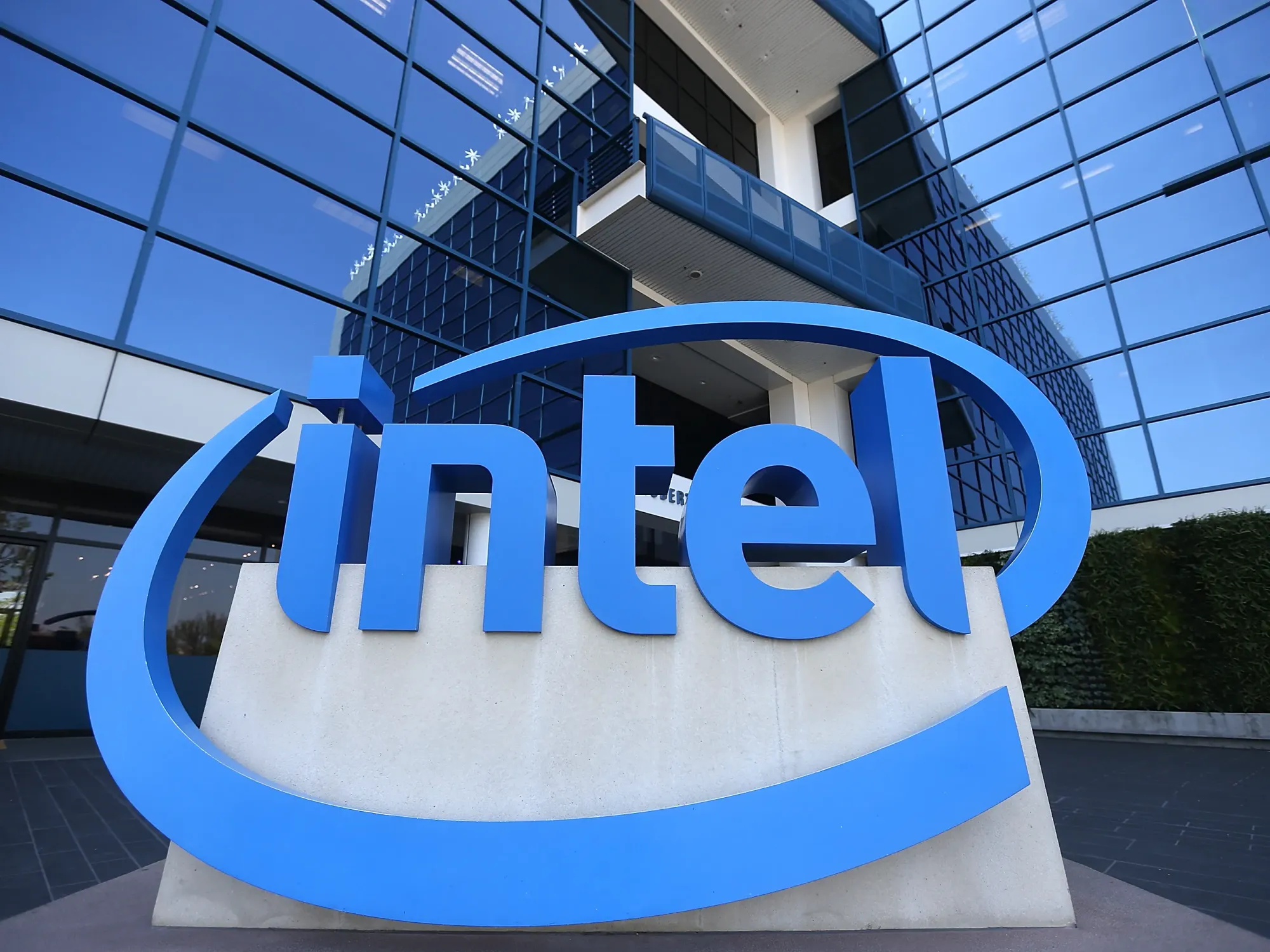 В США запретили Intel строить заводы по производству чипов в Китае