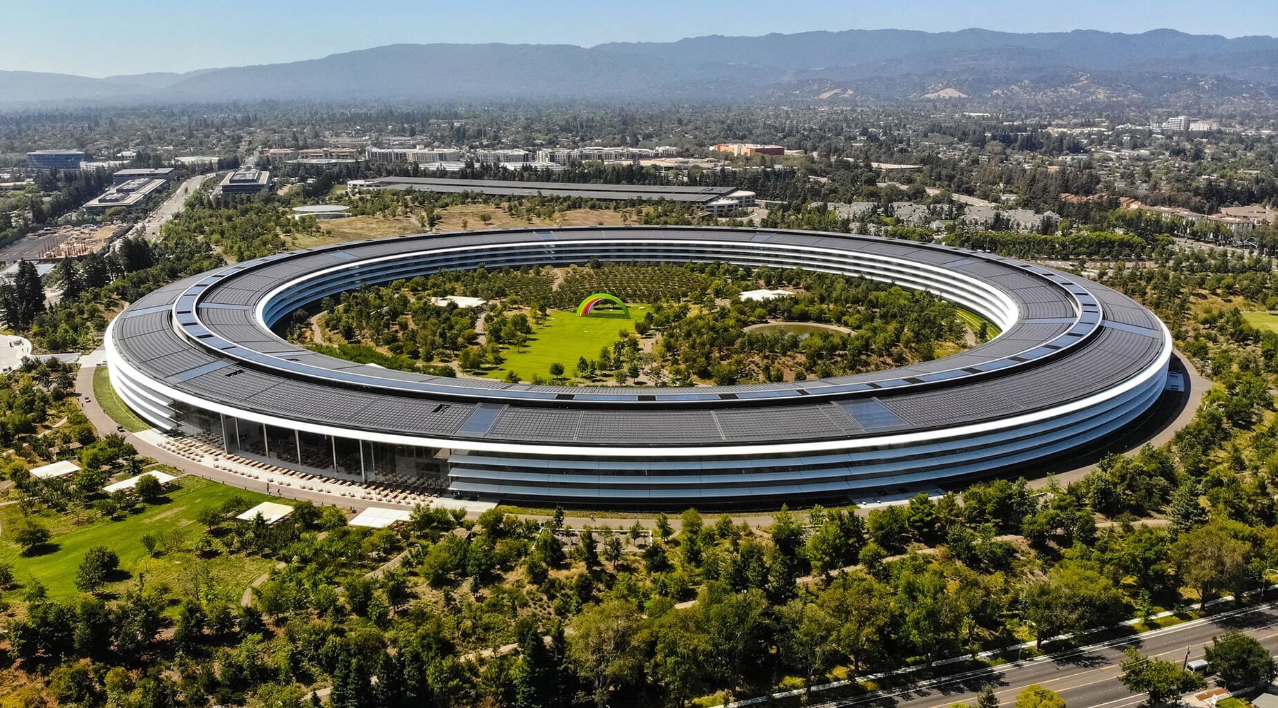 Работа в Apple: Тим Кук поделился пятью чертами, которые ищет компания в людях