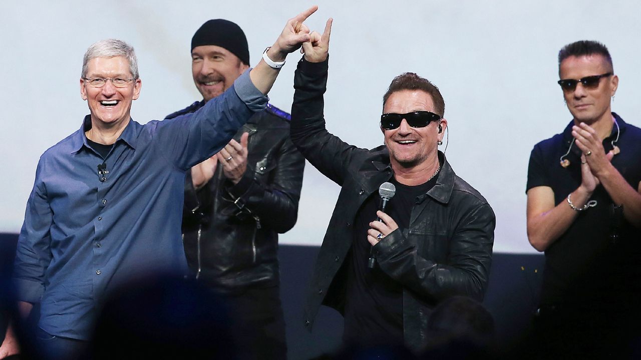 Боно снова извинился за провал альбома U2 в iTunes, рассказав об удивительно близких отношениях с Apple