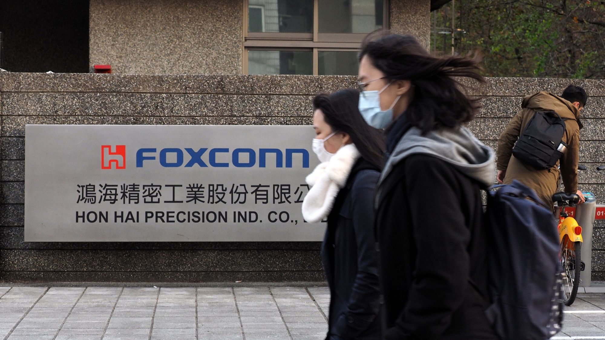 Foxconn в четыре раза увеличил премии для рабочих, занятых на китайском заводе, пострадавшем от COVID