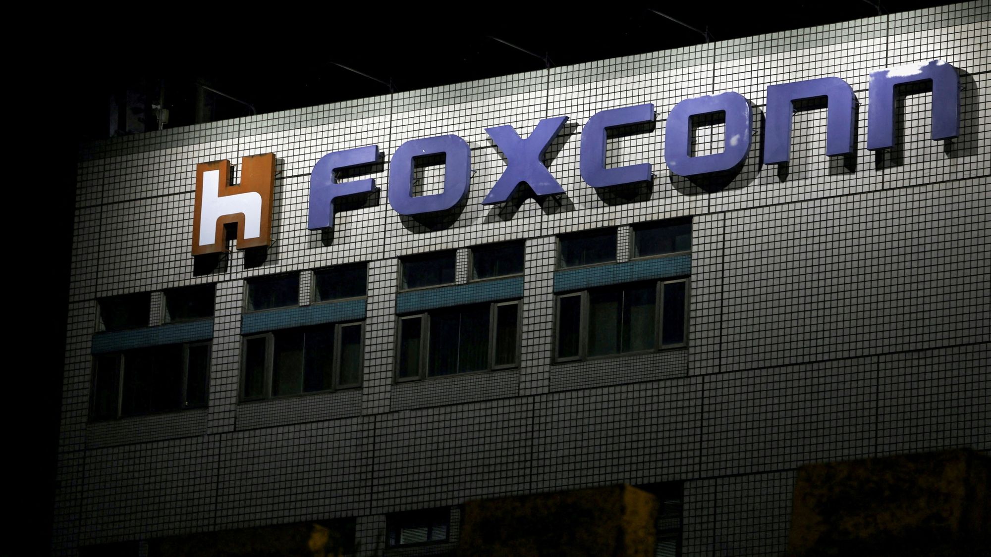 Foxconn извинилась за ошибку с оплатой труда на китайском заводе после беспорядков на производстве iPhone