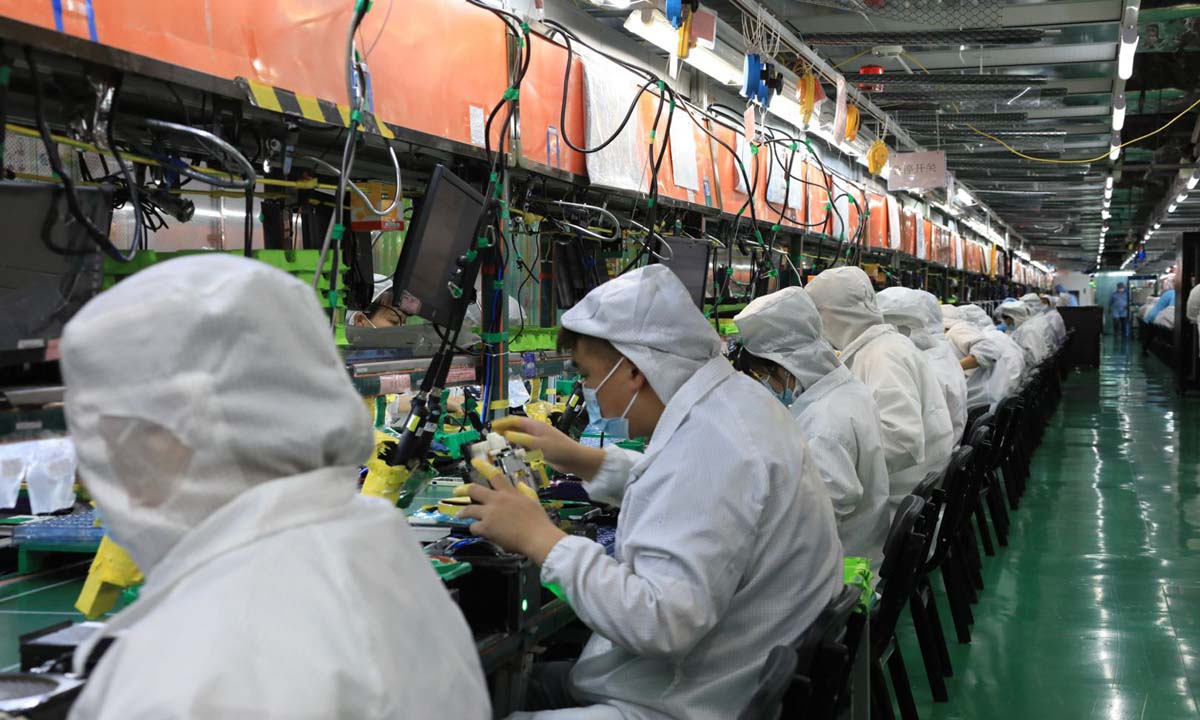 Компания Foxconn предложила работникам мизерный единовременный бонус в попытке вернуть людей на завод