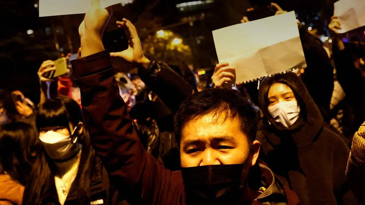 Смартфоны Huawei автоматически удаляют записи с протестов в Китае