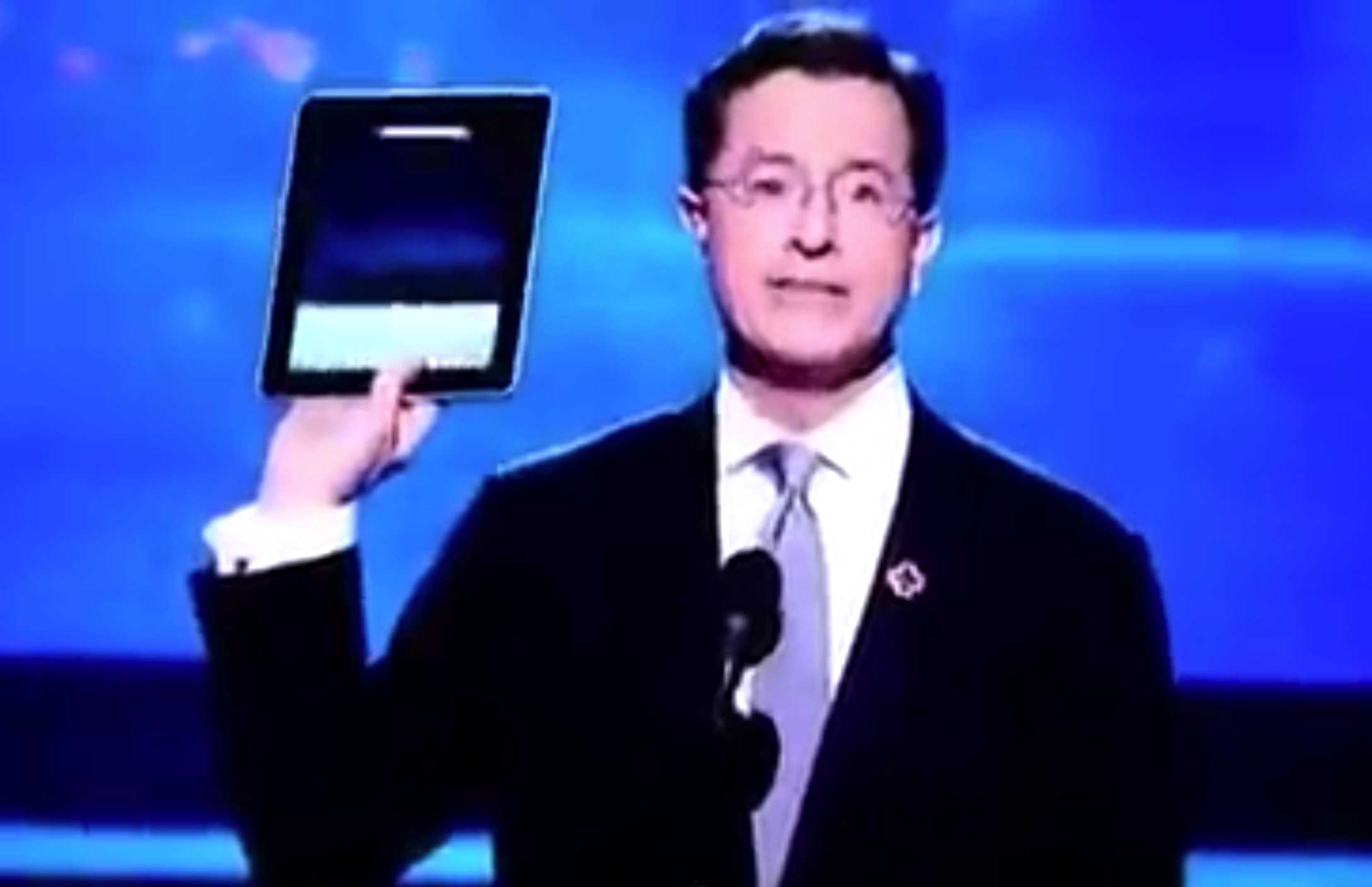 Этот день в истории Apple: Стивен Колберт демонстрирует iPad на церемонии вручения премии «Грэмми»