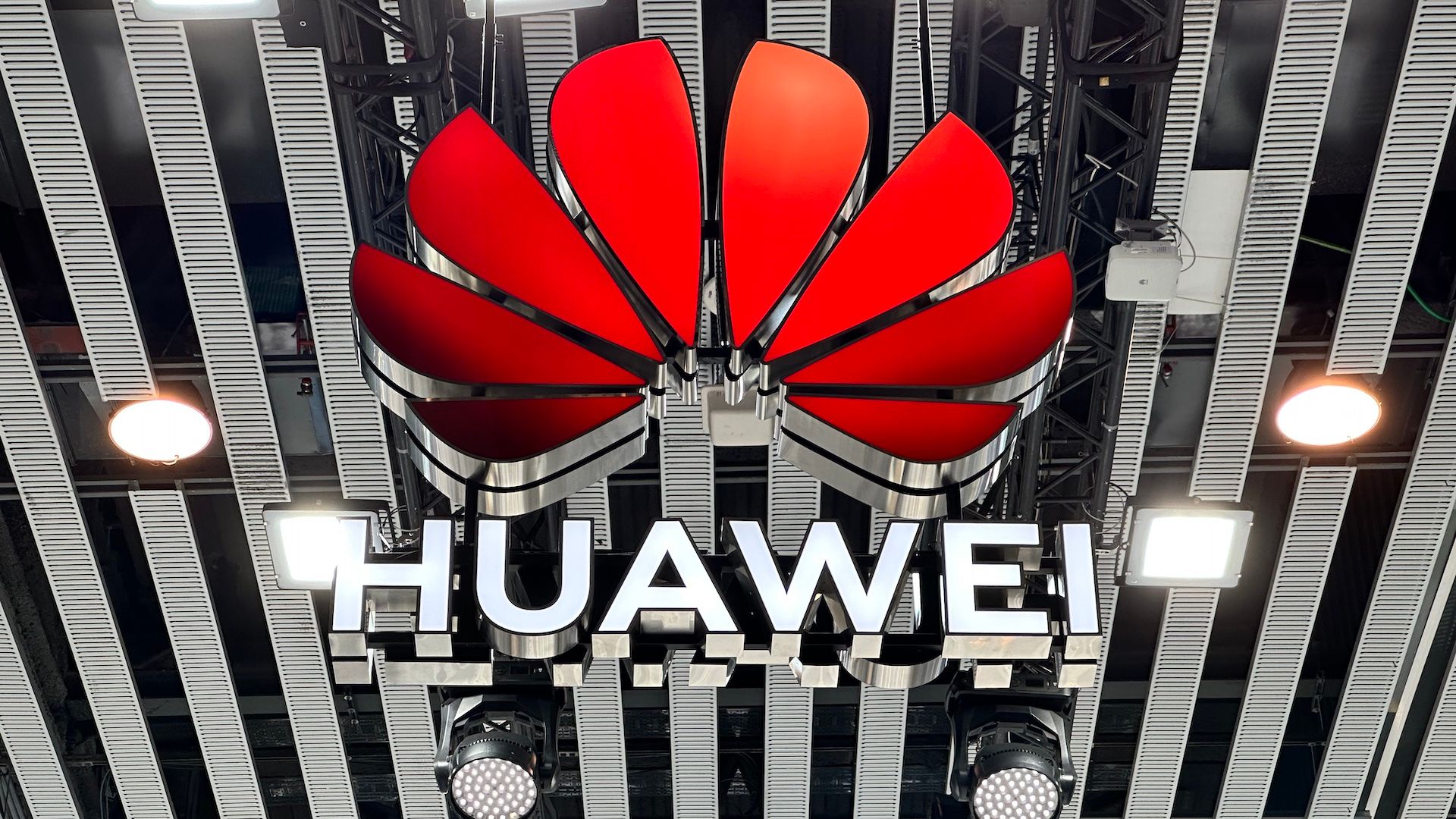 Huawei обвинили в отслеживании посетителей через бейджи на MWC 2023