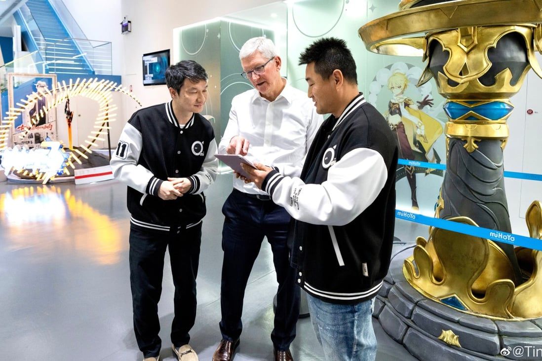 Тим Кук посетил офис разработчиков Genshin impact в Китае
