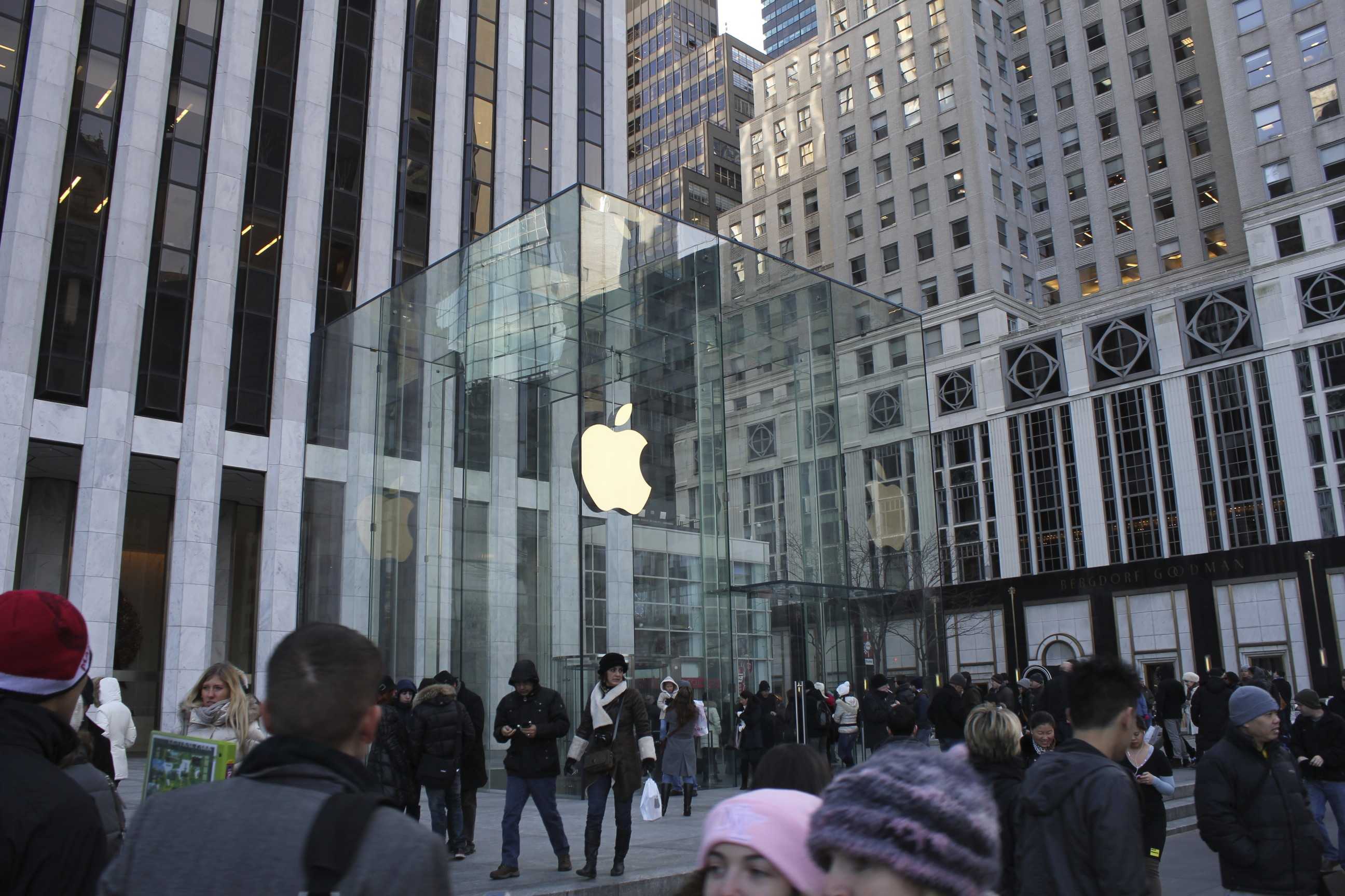 Этот день в истории Apple: компания демонстрирует в Нью-Йорке потрясающий магазин на Пятой Авеню