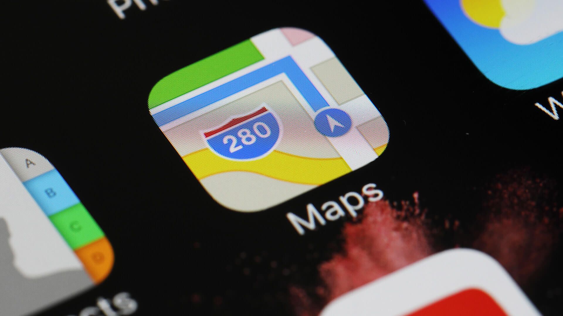 Слух: в iOS 17 появится обновлённый экран блокировки для приложения «Карты»