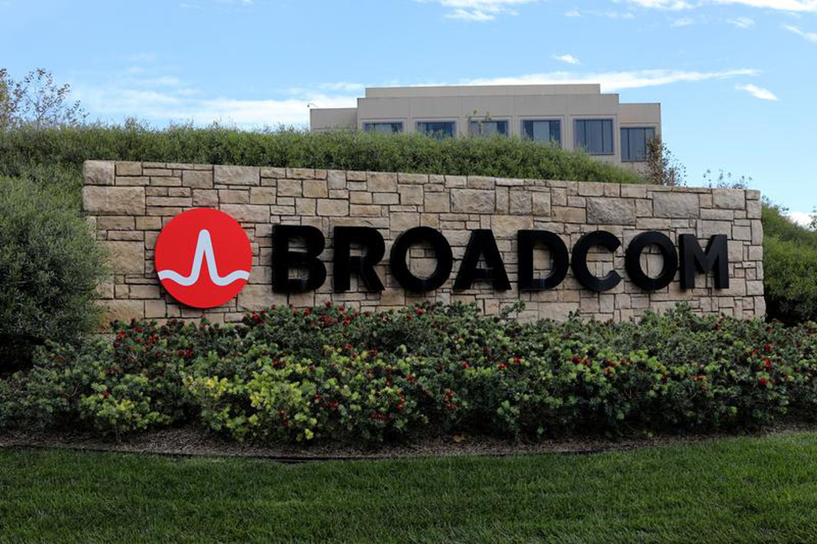 Apple объявила о многомиллиардной сделке с Broadcom по производству компонентов в США