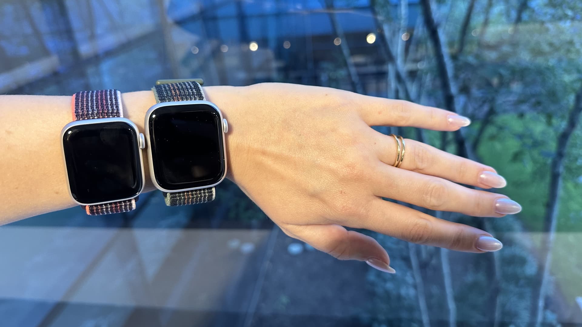 Apple хочет сделать экран Apple Watch, который будет оборачиваться вокруг запястья