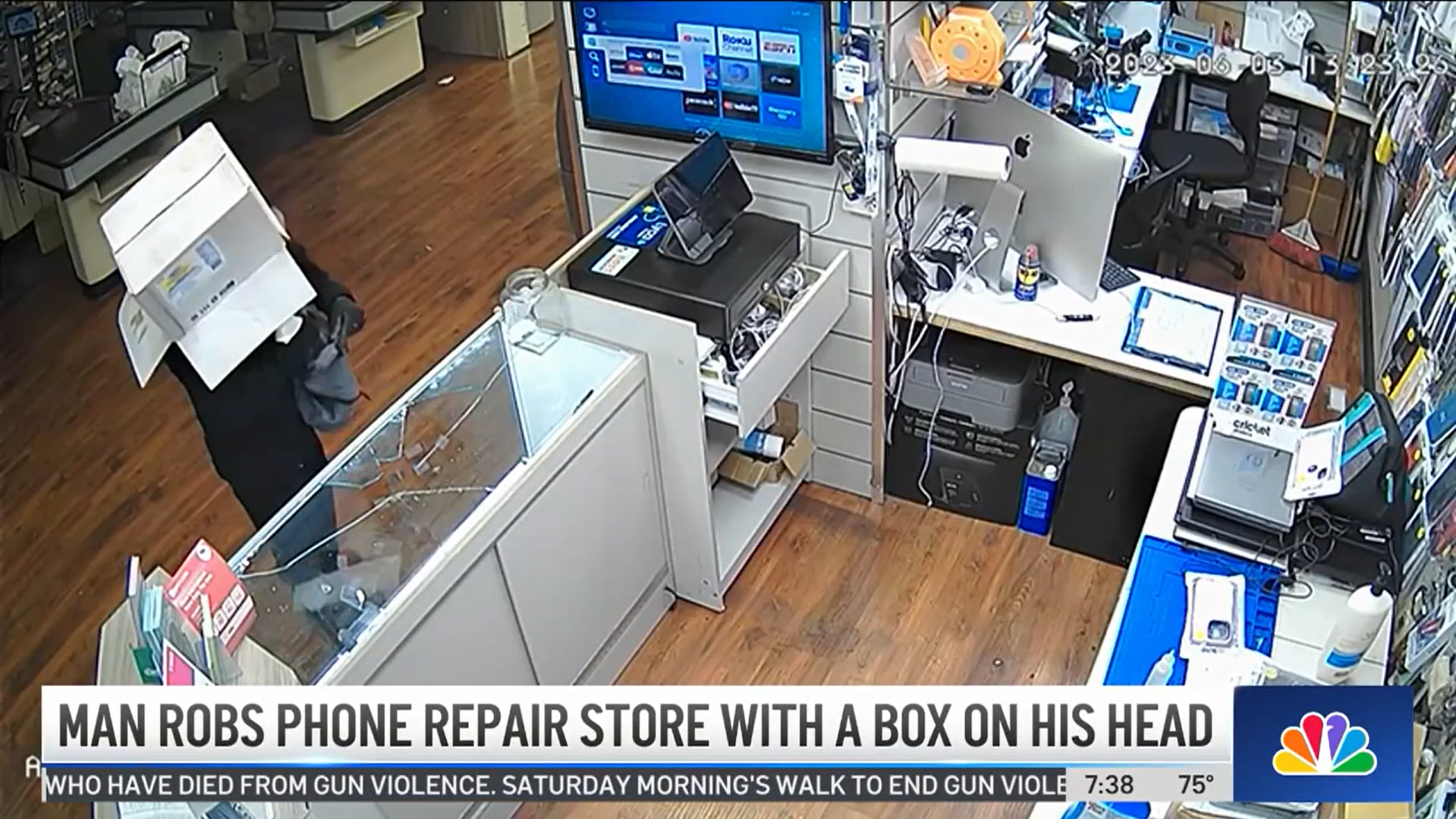 Вор попытался скрыть свою личность с помощью картонной коробки на голове во время кражи iPhone