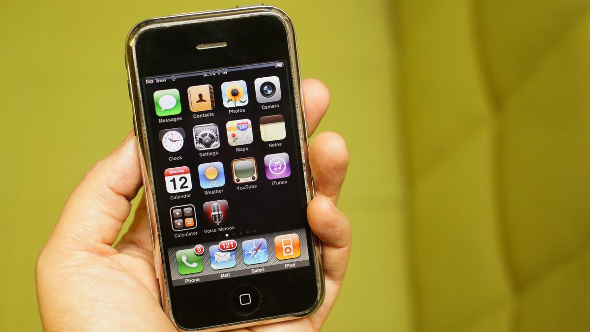 Этот день в истории Apple: технический журналист Уолт Моссберг даёт предварительную оценку iPhone