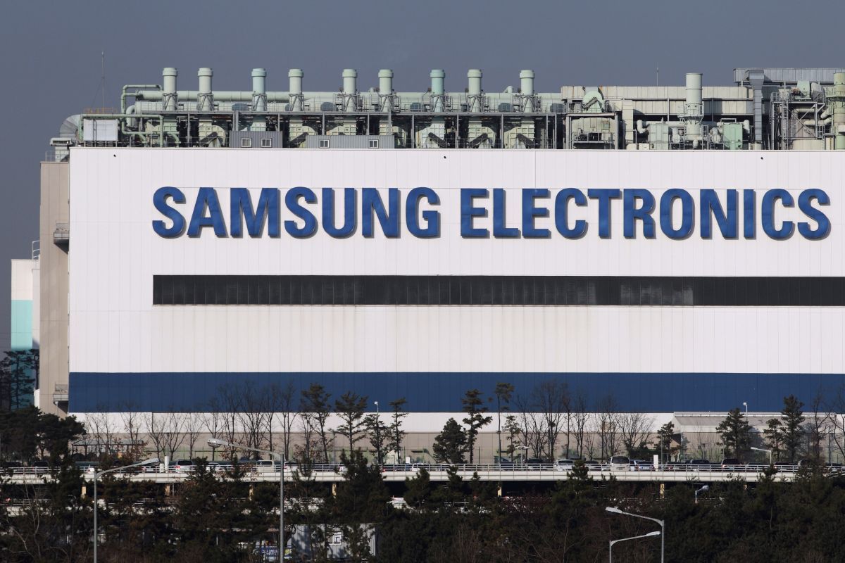 Бывшего сотрудника Samsung обвинили в краже чертежей для строительства собственного завода
