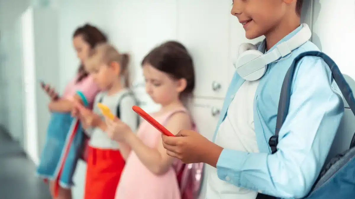 ЮНЕСКО хочет запретить смартфоны в школах по всему миру