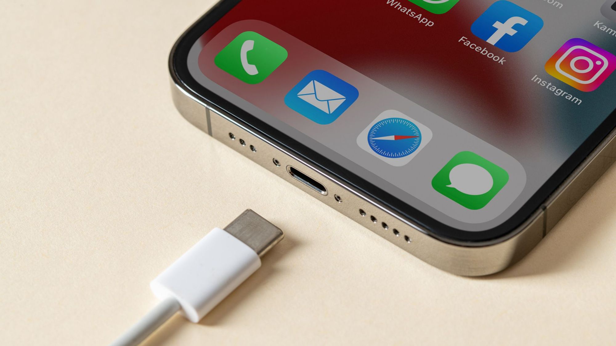 В Сети появились фотографии нового чипа для iPhone 15, который может ограничивать скорость зарядки