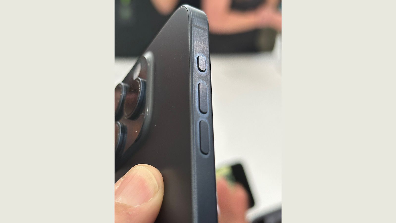 Apple предупредила, что отпечатки пальцев могут «временно изменить цвет» титановой рамки iPhone 15 Pro