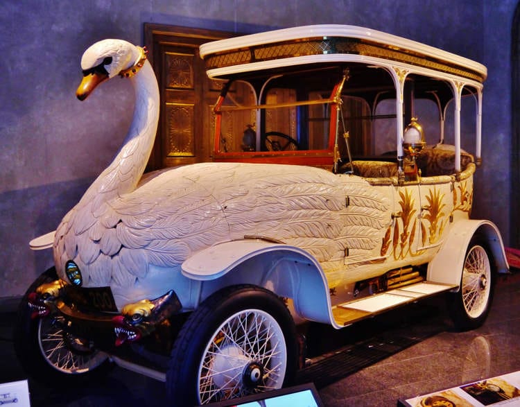 Автомобиль-лебедь – вероятно, самое удивительное дорожное транспортное средство из когда-либо созданных