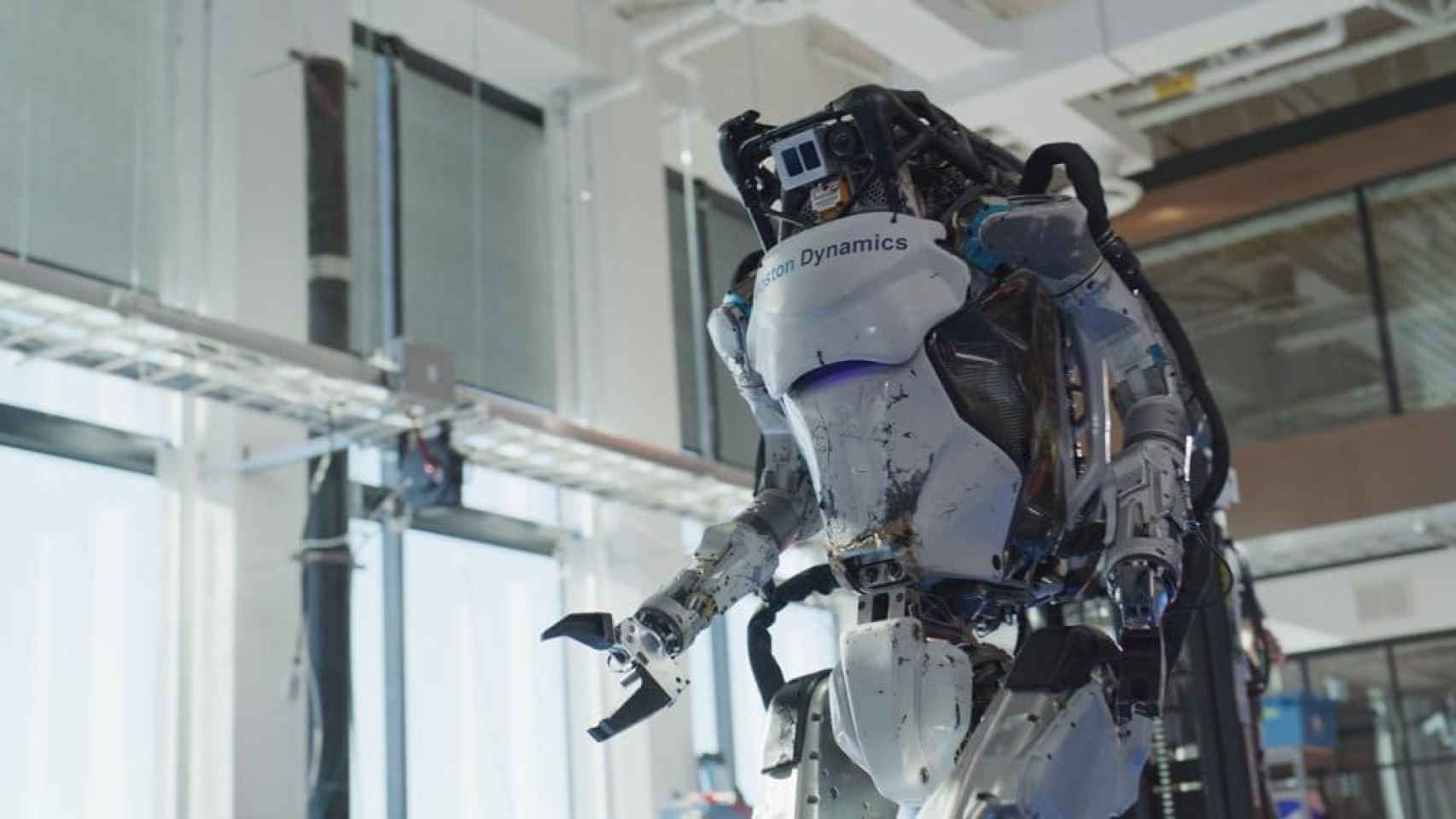 Как робот компании Boston Dynamics успешно трудится на автомобильном заводе