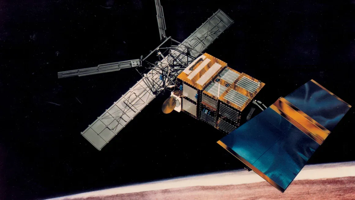 28 лет в космосе и бесславное падение: двухтонный спутник скрылся в глубинах Тихого океана