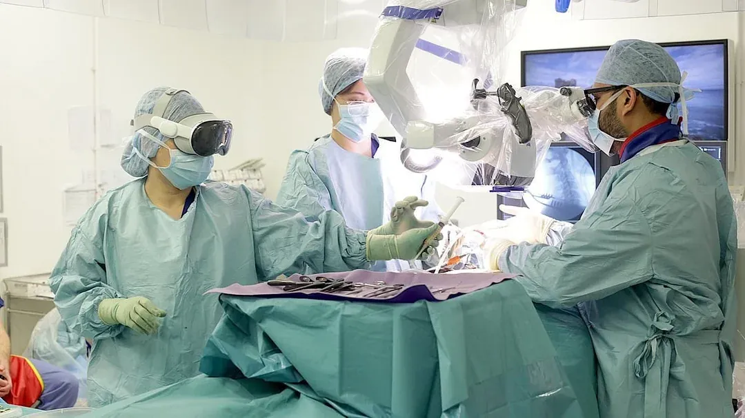Британские хирурги использовали гарнитуру Apple Vision Pro для проведения операции
