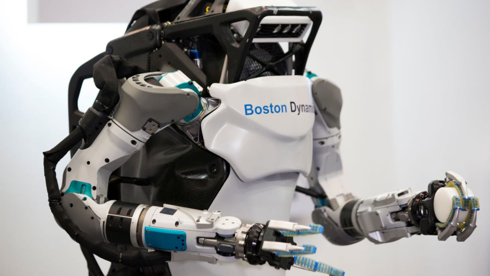 Видео: Boston Dynamics прощается с роботом Atlas после десятилетия исследований