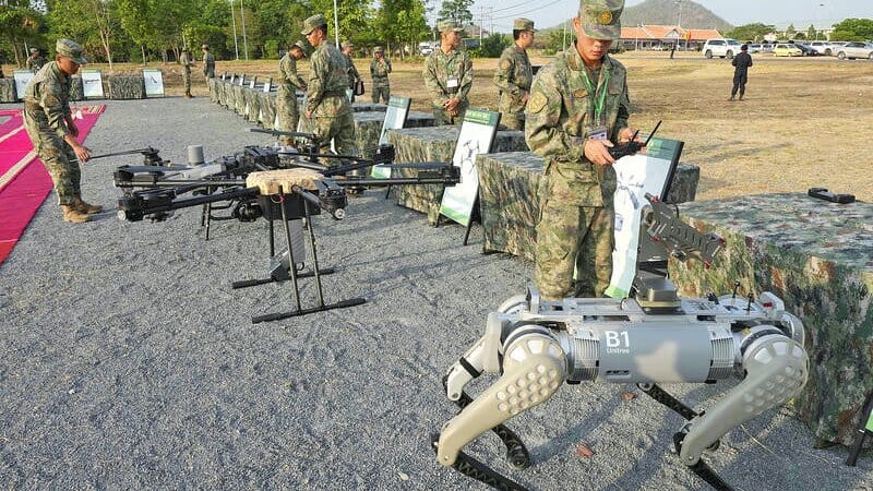 Китайская армия начала тестировать вооружённых пулемётами роботов-собак
