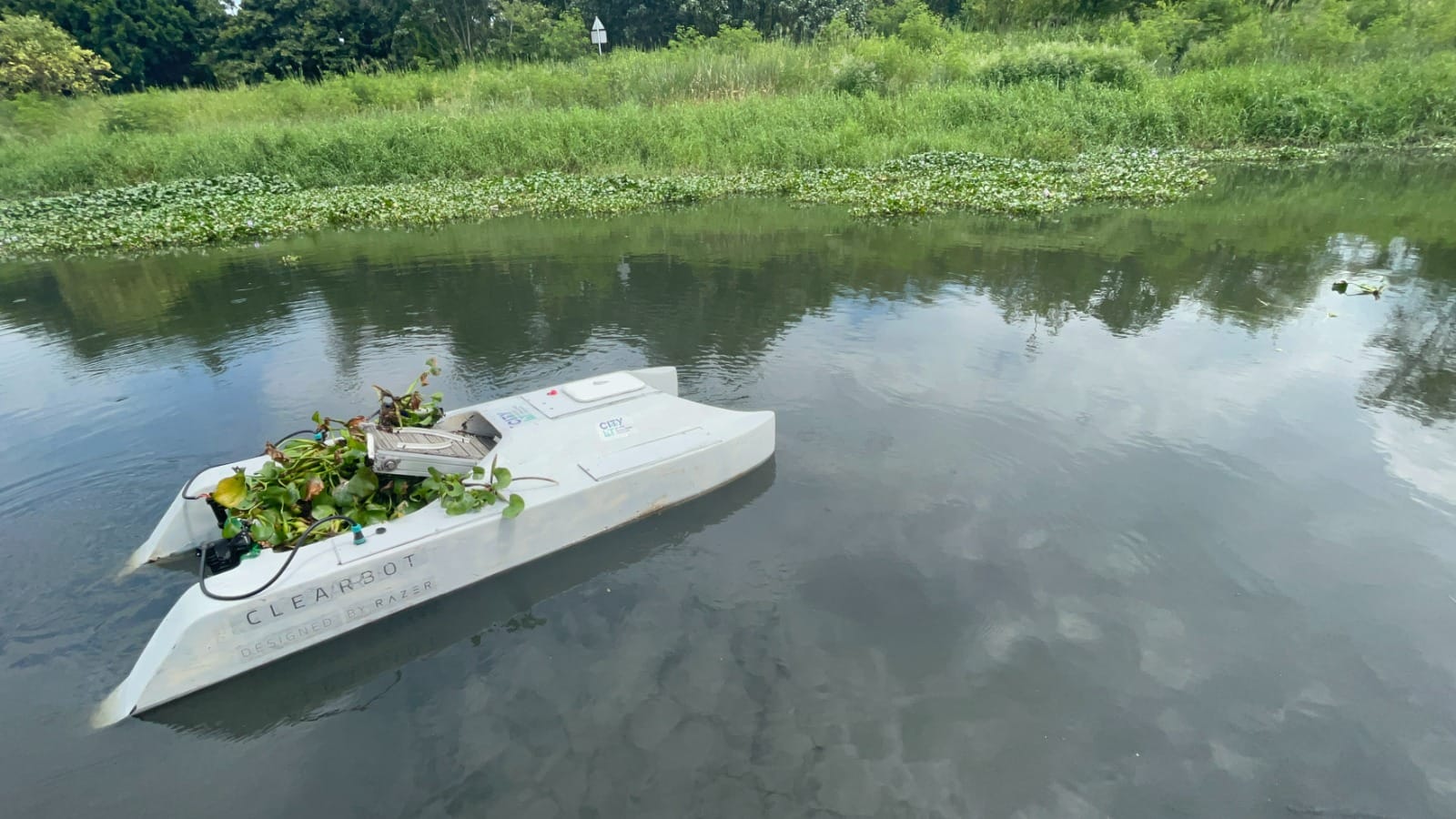 Clearbot – робот-катамаран, очищающий реки и озера от пластика и водорослей